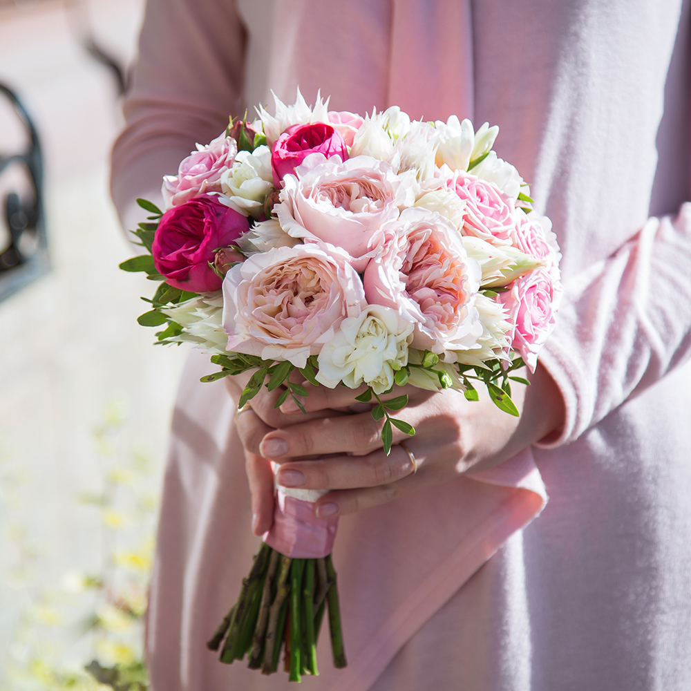 Букет невесты из кустовых и одноголовых роз