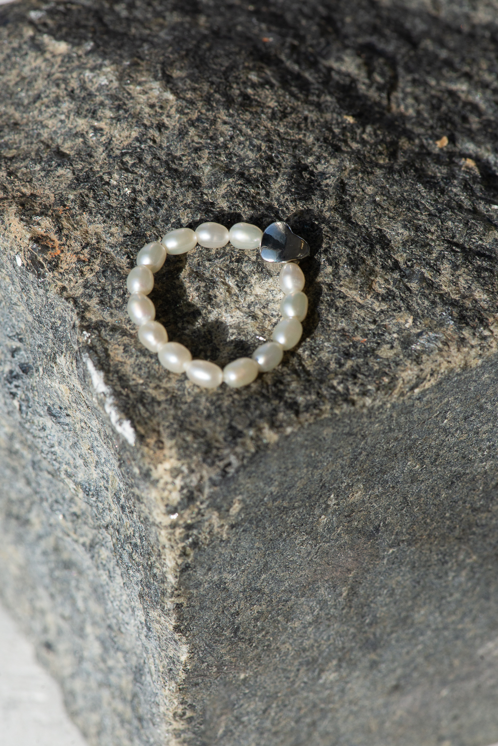 MODERN PEARLS Кольцо из речного жемчуга с сердечками-бусинами