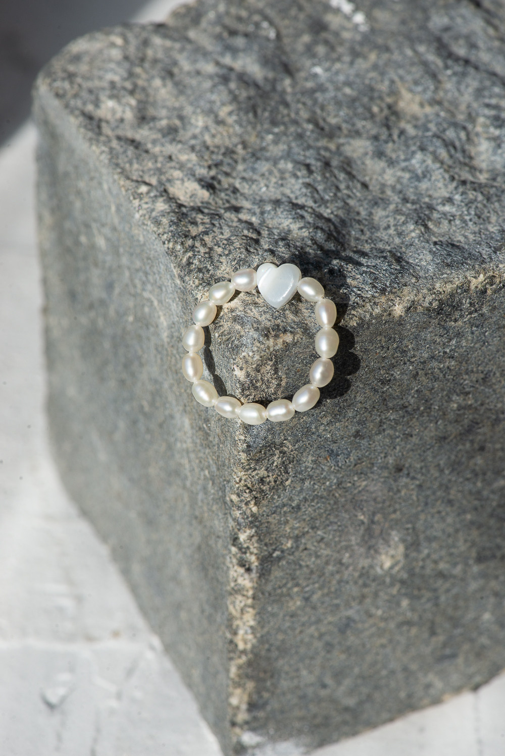 MODERN PEARLS Кольцо из речного жемчуга с сердечками-бусинами