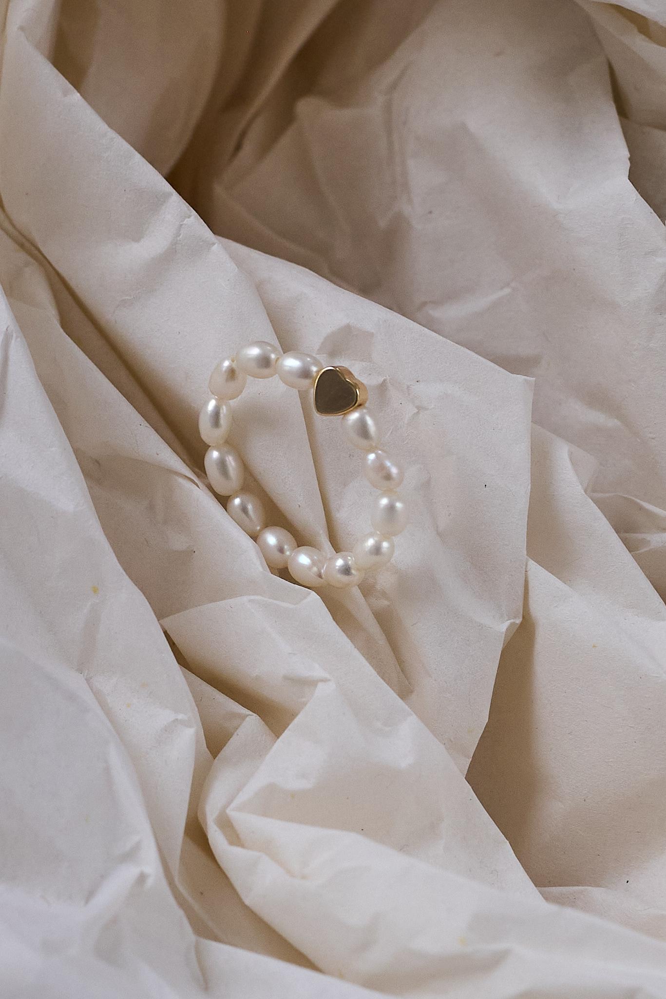 MODERN PEARLS Кольцо из речного жемчуга с сердечками-бусинами