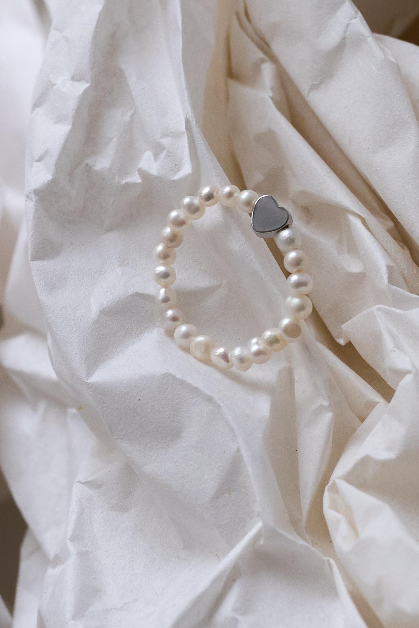 MODERN PEARLS Кольцо из речного жемчуга с сердечками-бусинами