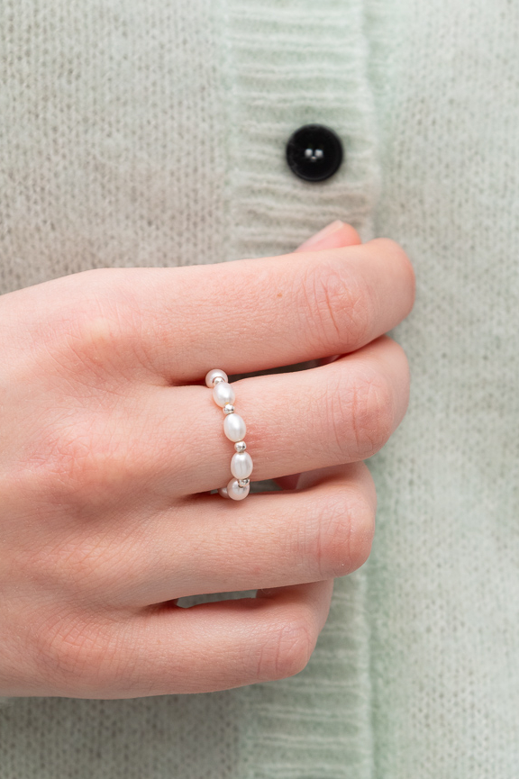 MODERN PEARLS Кольцо из мелкого речного жемчуга со вставкой из металлических бусин