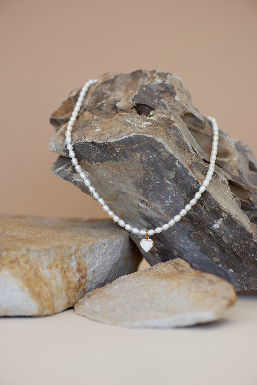MODERN PEARLS Чокер из речного жемчуга среднего размера с  перламутровой подвеской "сердце"