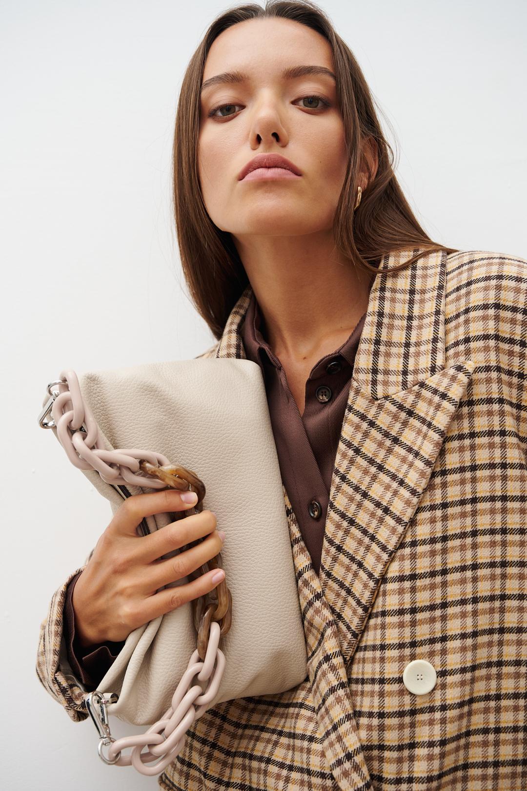 GIANNI CHIARINI Сумка-клатч Brenda из мягкой текстурированной кожи оттенка слоновой кости и ручкой-цепочкой. LAST!