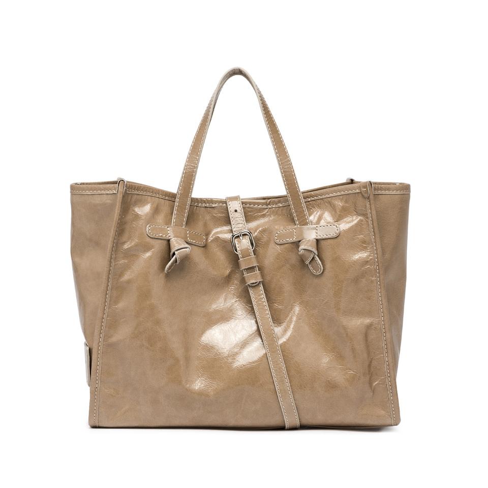 GIANNI CHIARINI Сумка-тоут Marcella 32 из лаковой кожи песочного оттенка