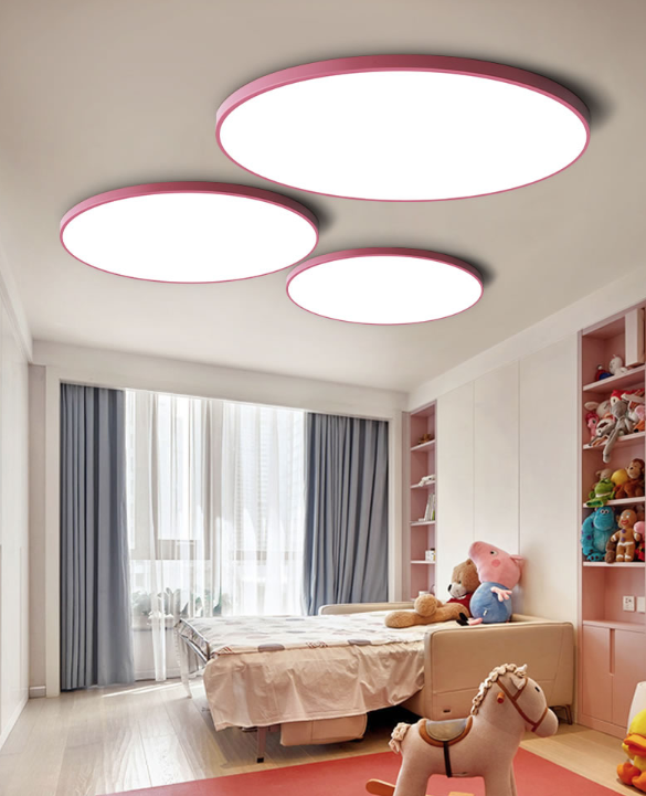 В зависимости от типа установки прибора освещения на потолке различают два вида конструкций: