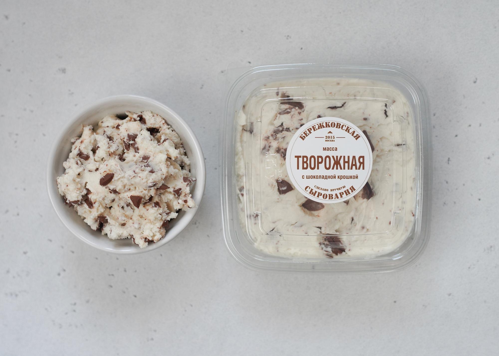 Домик в деревне с шоколадной крошкой. Творог с шоколадной крошкой. масса творожная с шоколадной крошкой бмк. творог с шоколадной крошкой в магните. творожная масса с шоколадной крошкой в магните.