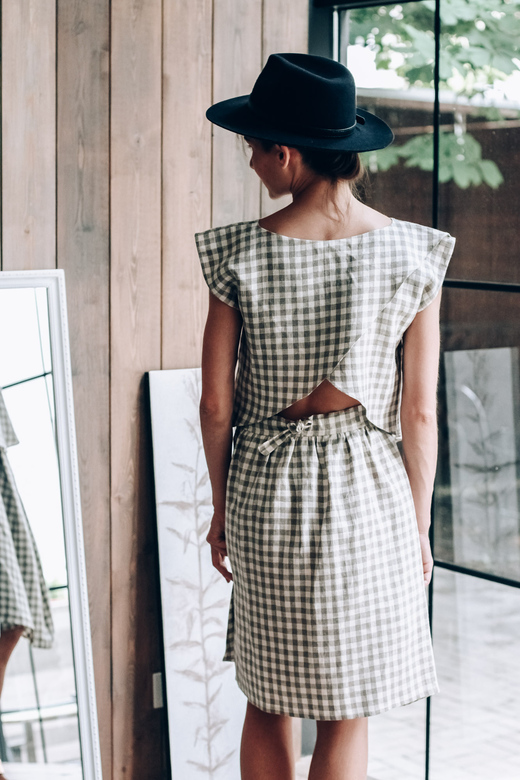 льняной топ с открытой спиной и льняная юбка с запахом в клетку