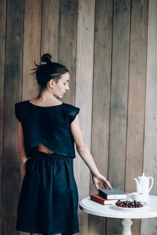 льняной костюм в темно-синем цвете