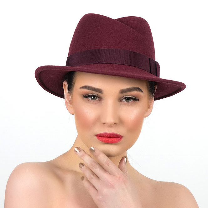 Шляпа женская 2024. Бордовая шляпа. Шляпа женская. Шляпки женские фетровые. Шляпа женская классическая.