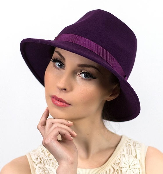 Шляпа женская спб. Фиолетовая шляпа женская. Шляпа женская фетровая фиолетовая. Шляпы из фетра женские. Сиреневые шляпы женские фетровые.