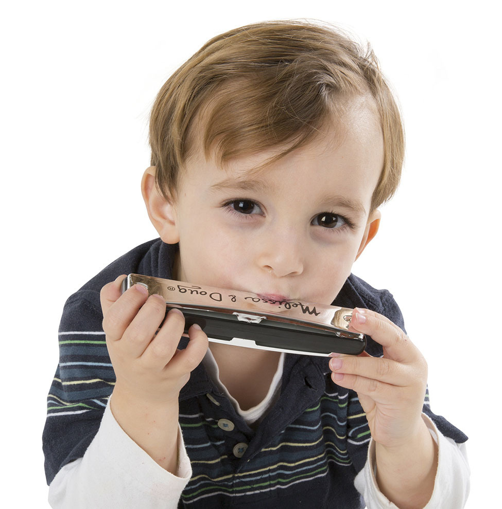 Уроки игры на губной. Губная гармошка инструменты для детей. Детский музыкальный инструмент губная гармошка. Человек с губной гармошкой. Играет на губной гармошке.