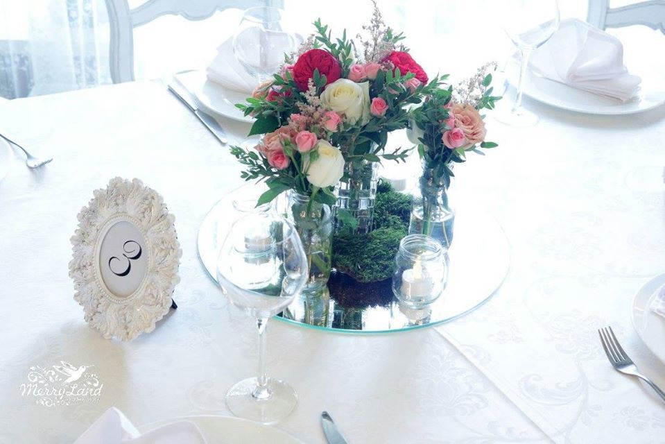 Композиция из белых цветов для украшения стола (без вазы) - Доставка цветов в Екатеринбурге