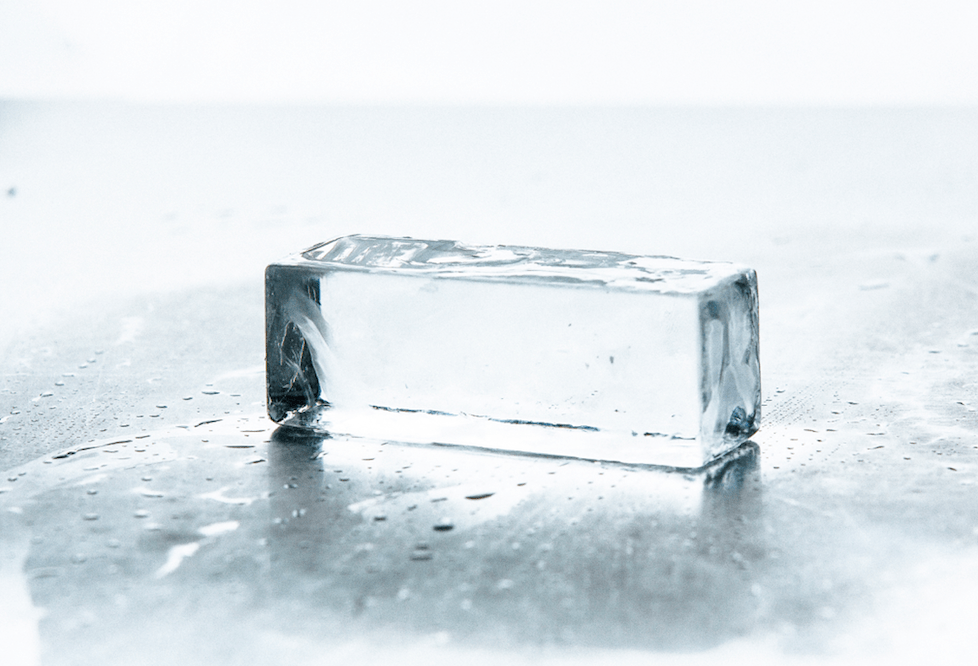 Ледовый купить. Кусок льда. Кусочки льда. Кусок льда прямоугольный. Коктейль со льдом.
