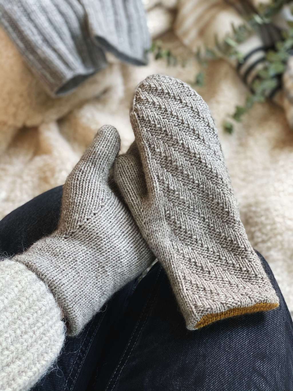Описание двойных варежек Diagonal mittens