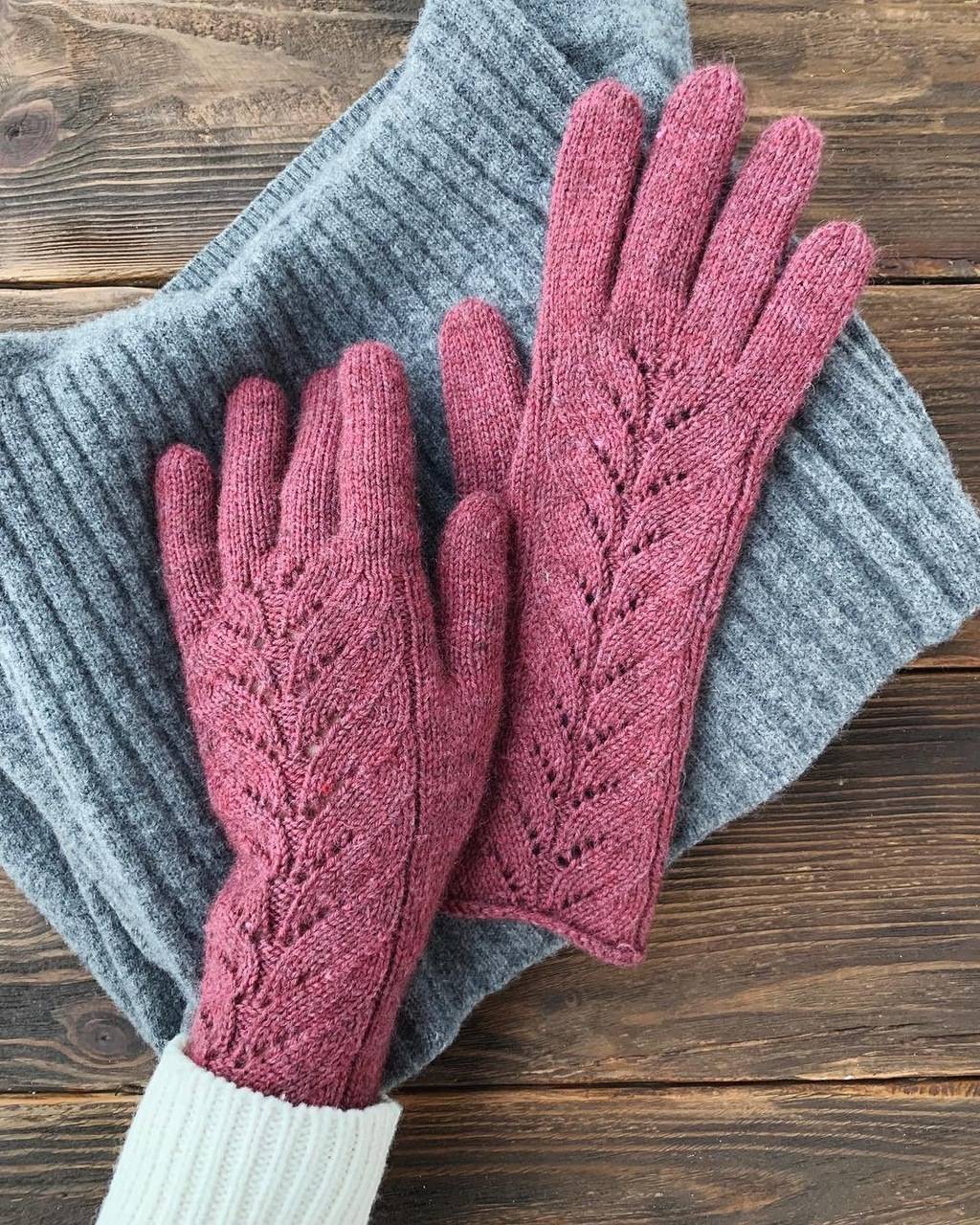 Длинные вязаные перчатки