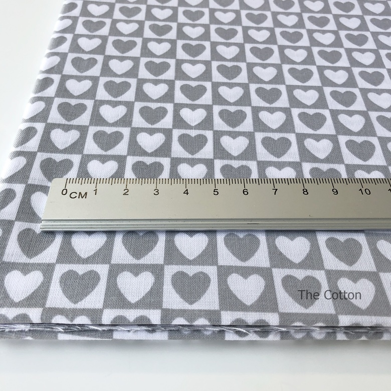 17.145.12. Відрізи бавовни - Бязь - Сердечки у квадратах сірі та білі