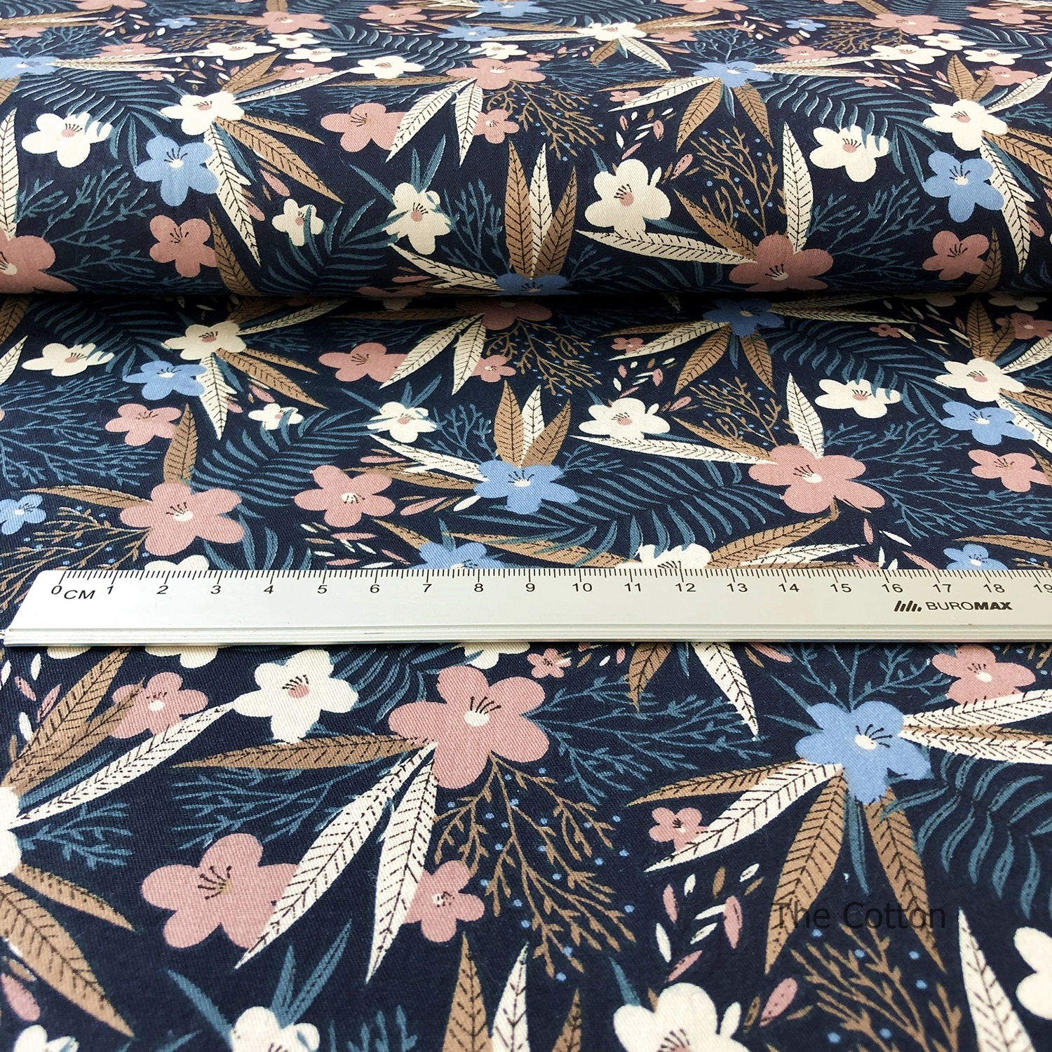 14.281.2. Бавовна Сатин - Кавово-кремові квіти та папороті на темно-синьому