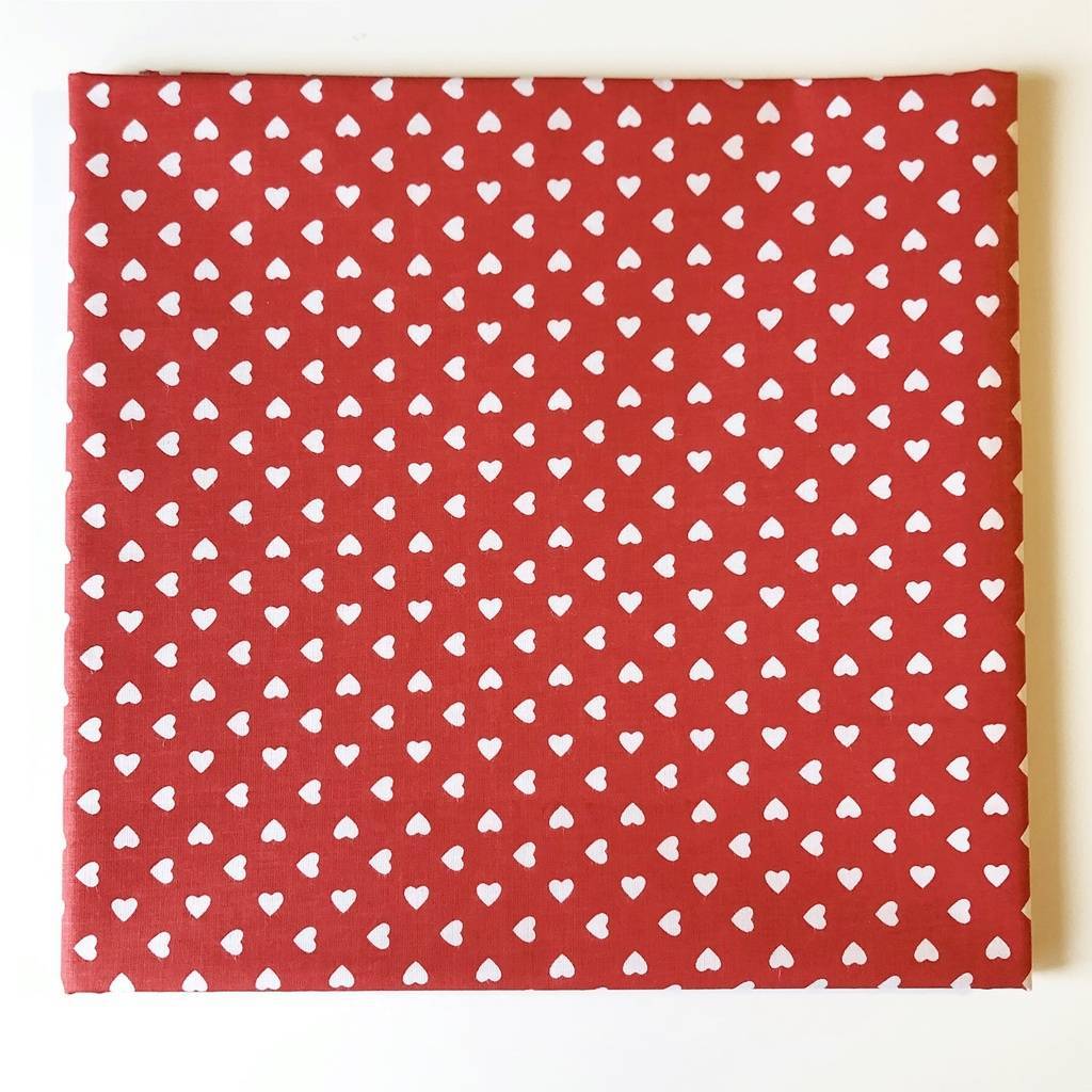 Хлопок для шитья и рукоделия - Сердечки 6 мм на красном
