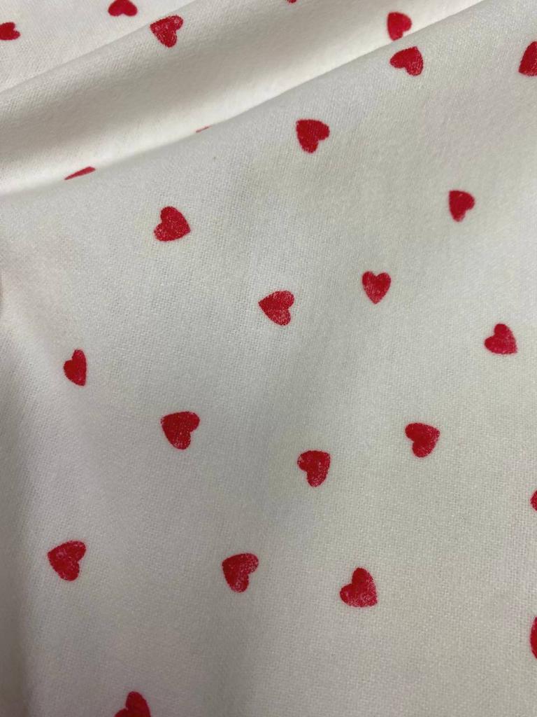 Фланель - Сердечки червоні дрібні на молочному, зі знижкою З БРАКОМ