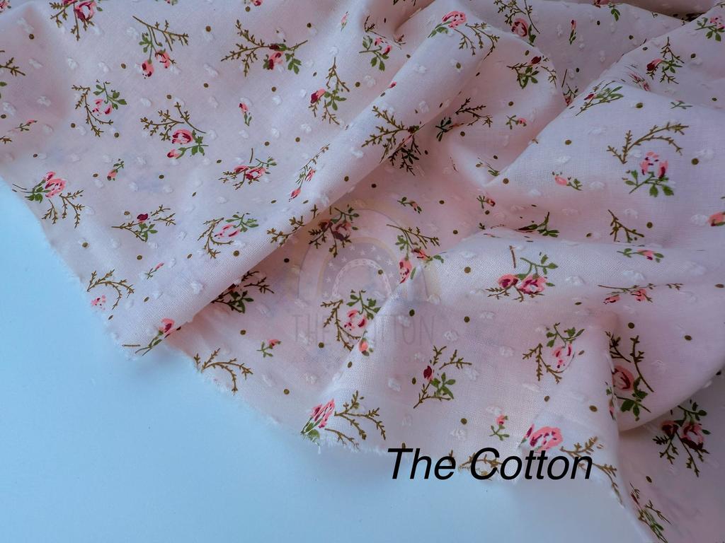 Батист в  мушку - Квіти трояндочки з зеленими листочками та крапочками  на світло-рожевому