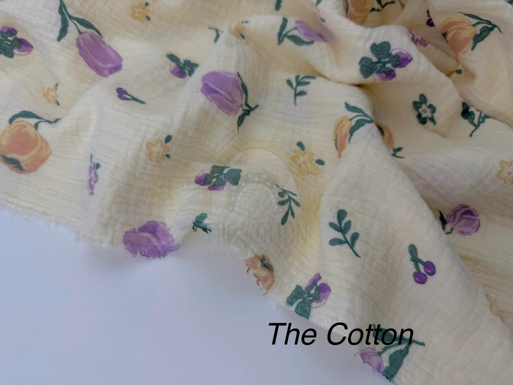 Муслін - Квіти тюльпани фіолетові, ягоди, листочки на айворі