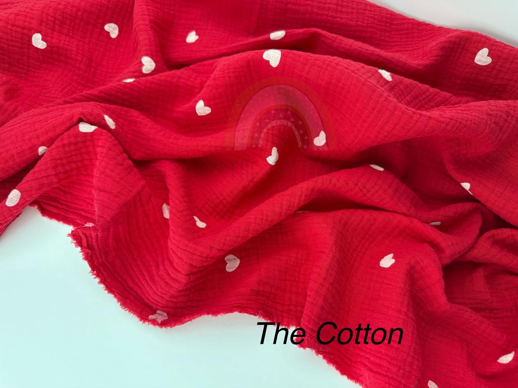 Муслін - Сердечки середні білі на червоному