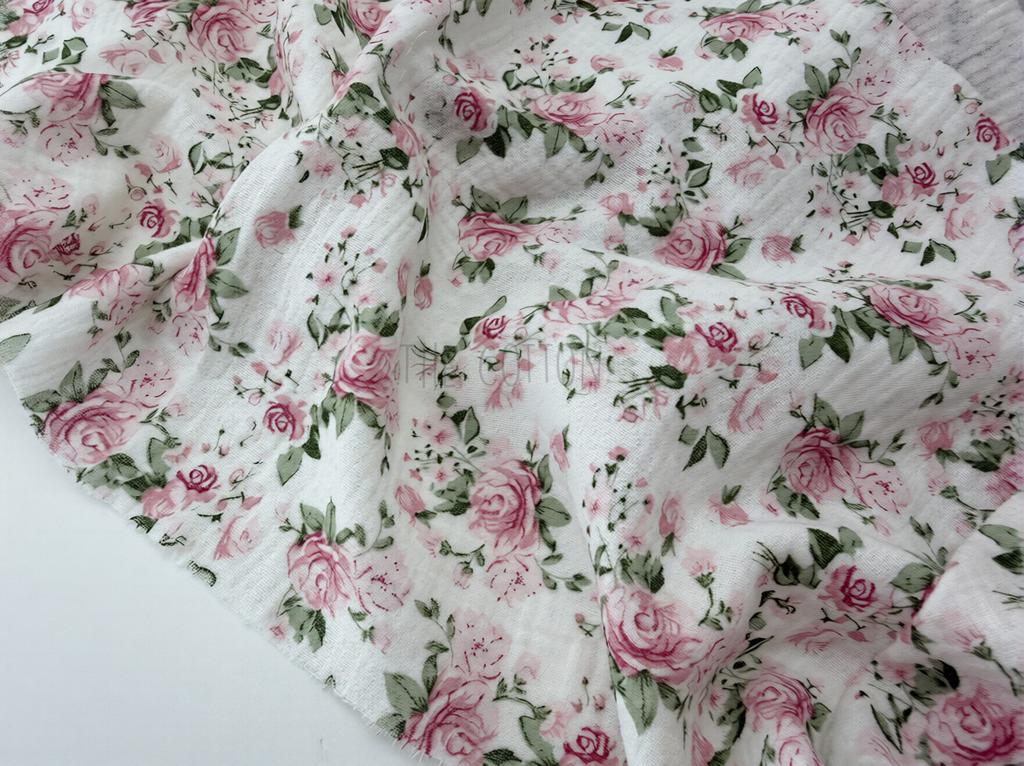 Муслін двошаровий - Квіти троянди рожеві з листочками на молочному