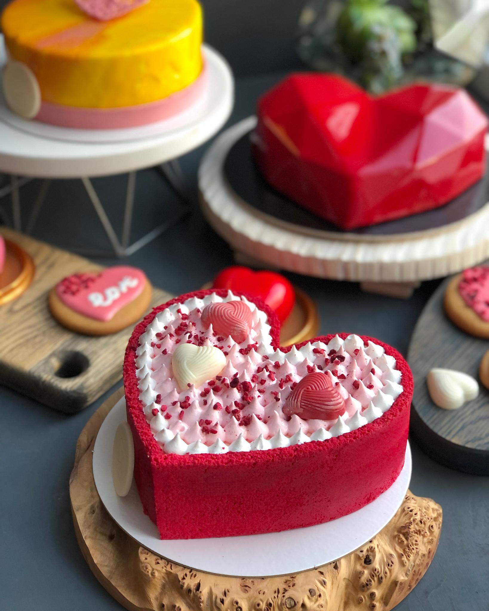 Торт «Красный бархат» в форме сердца (из круглых коржей).