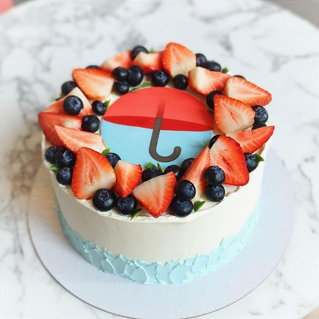Бисквитный торт с кремом и ягодами, пошаговый рецепт с фото от автора Кристина Фриденберга