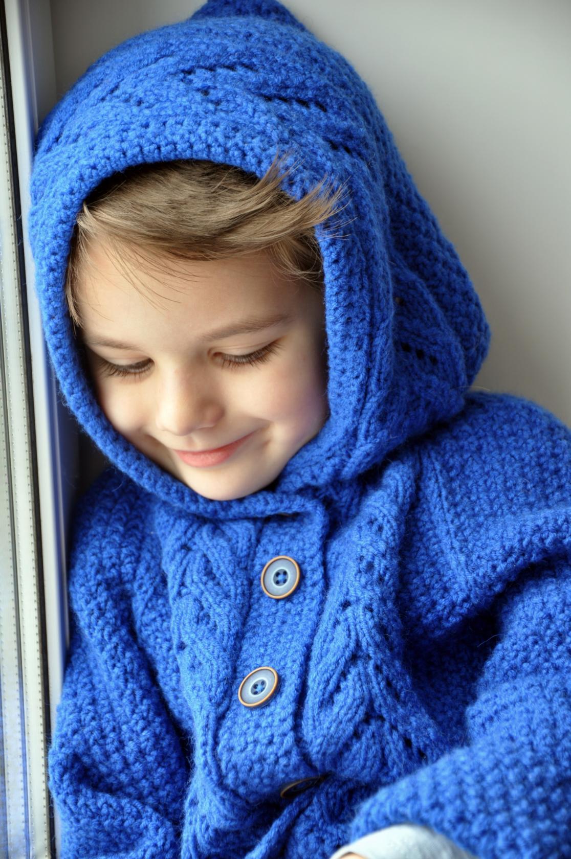 Детское пальто спицами для мальчика, описание работы: