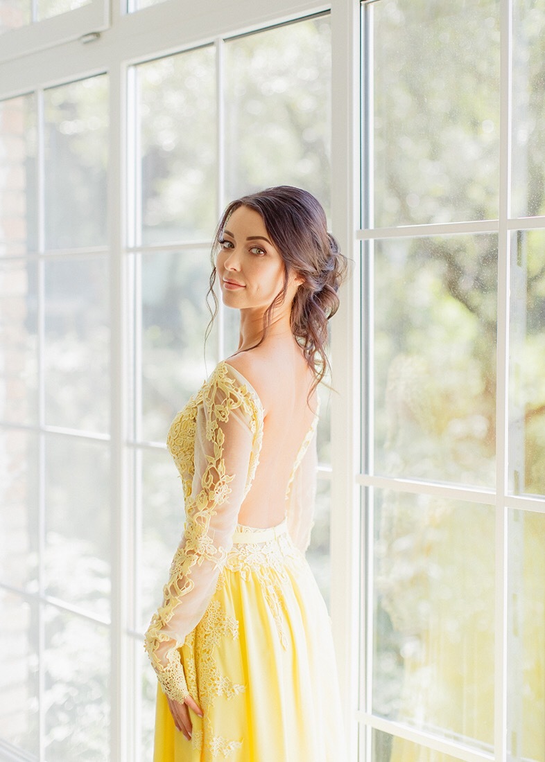 Желтое платье – фото лучших образов и советы по выбору