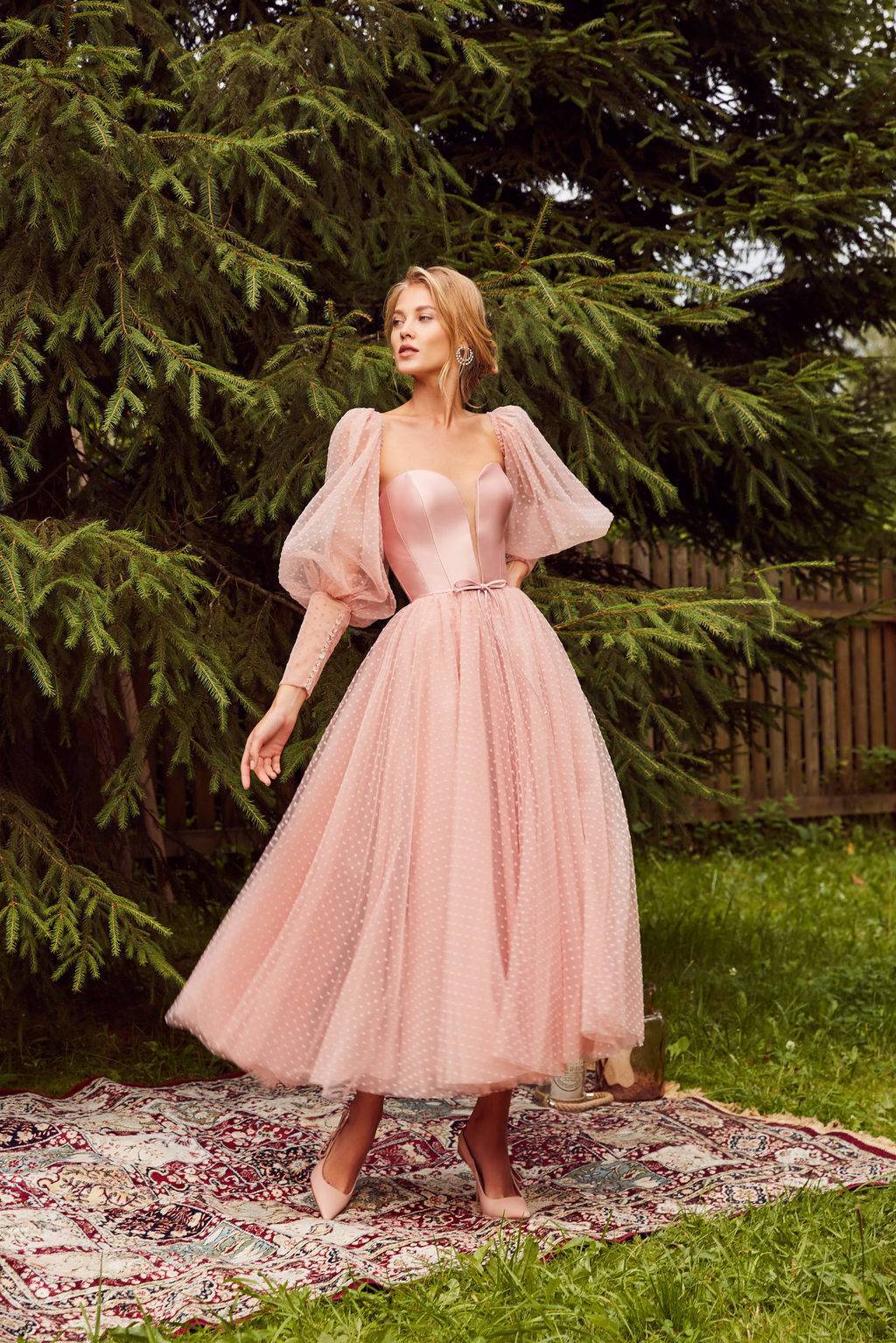 розовое платье миди