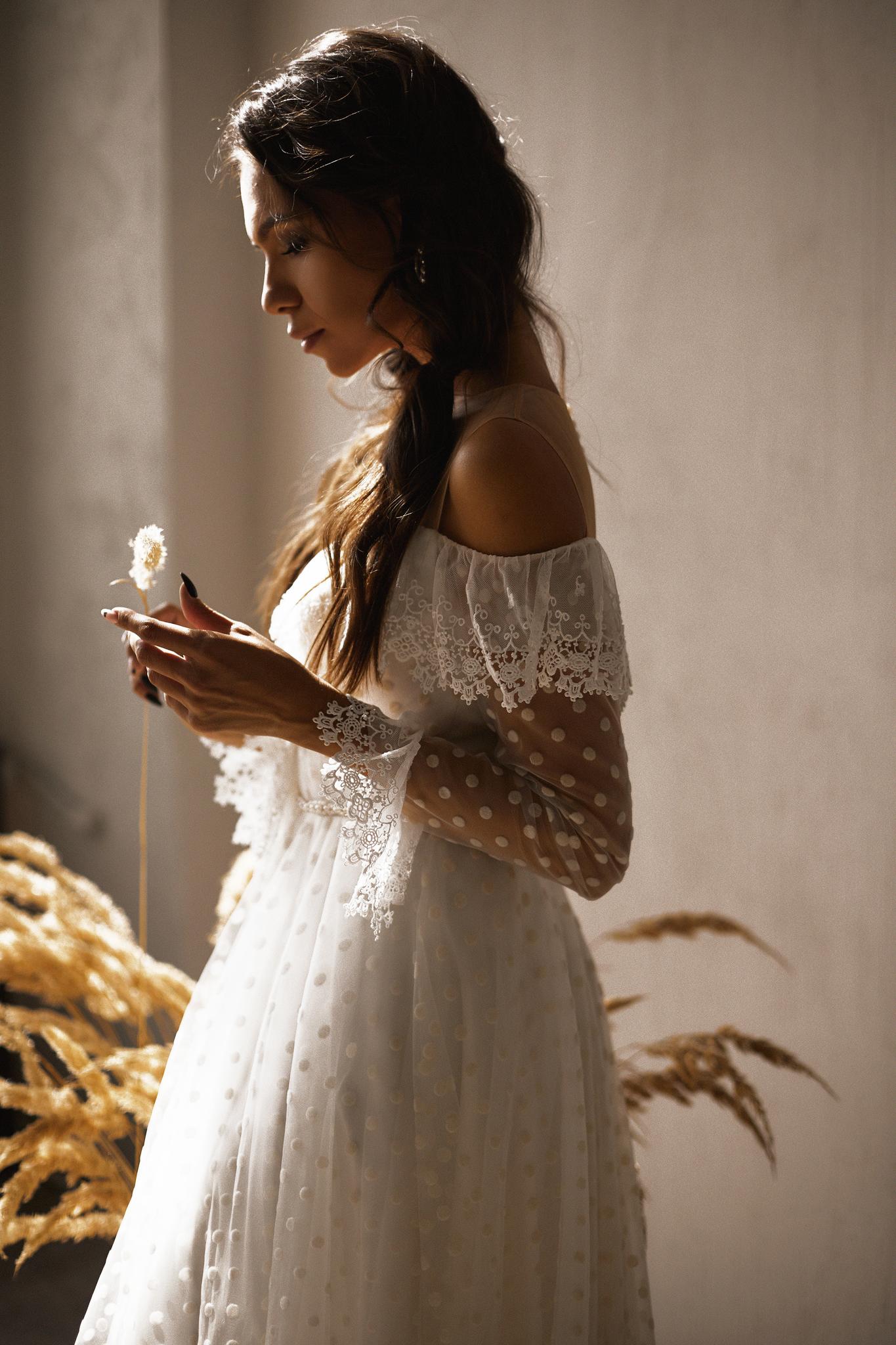 Платье вечернее с кружевной кокеткой белого цвета