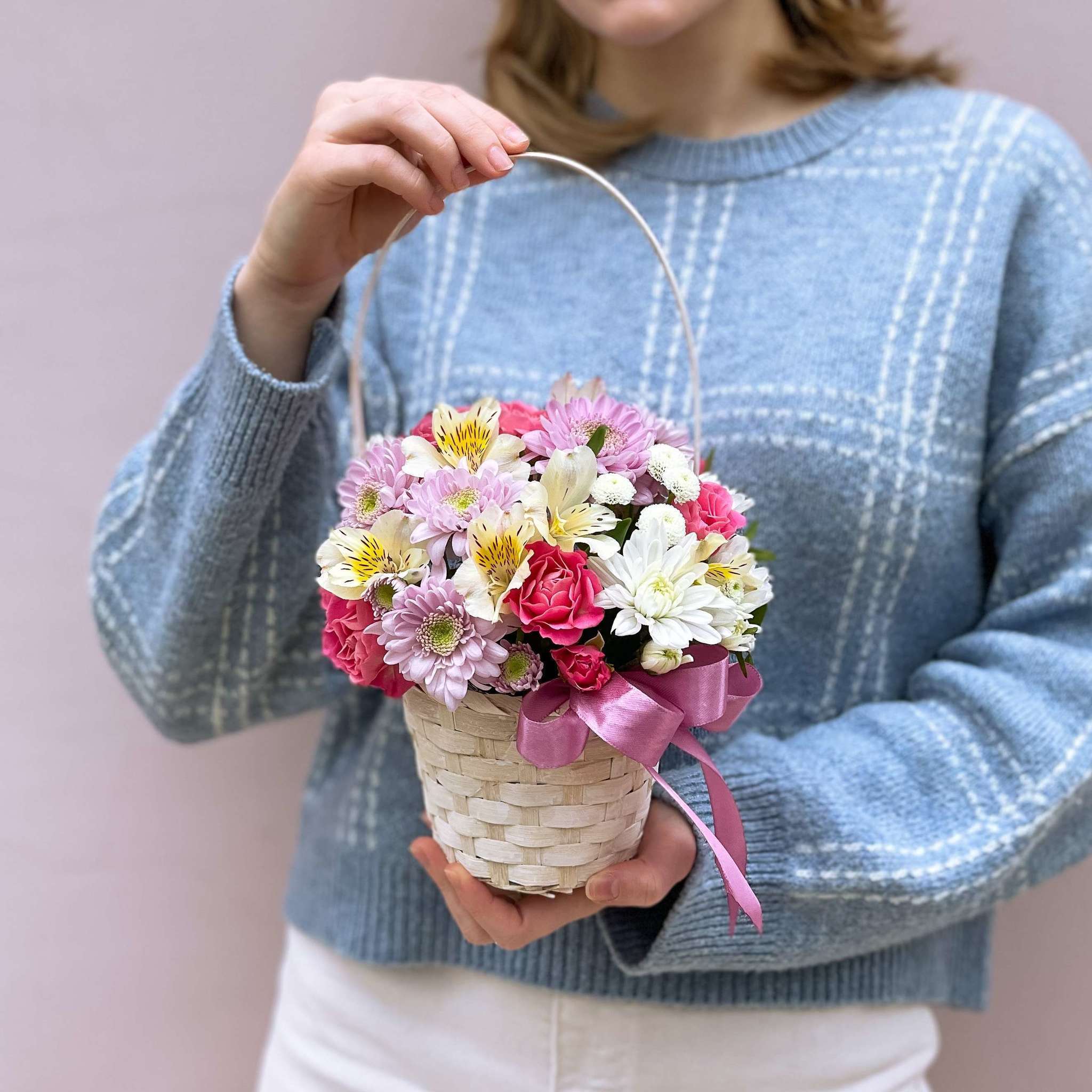 Цветы в корзине – запоминающийся подарок на любое торжество