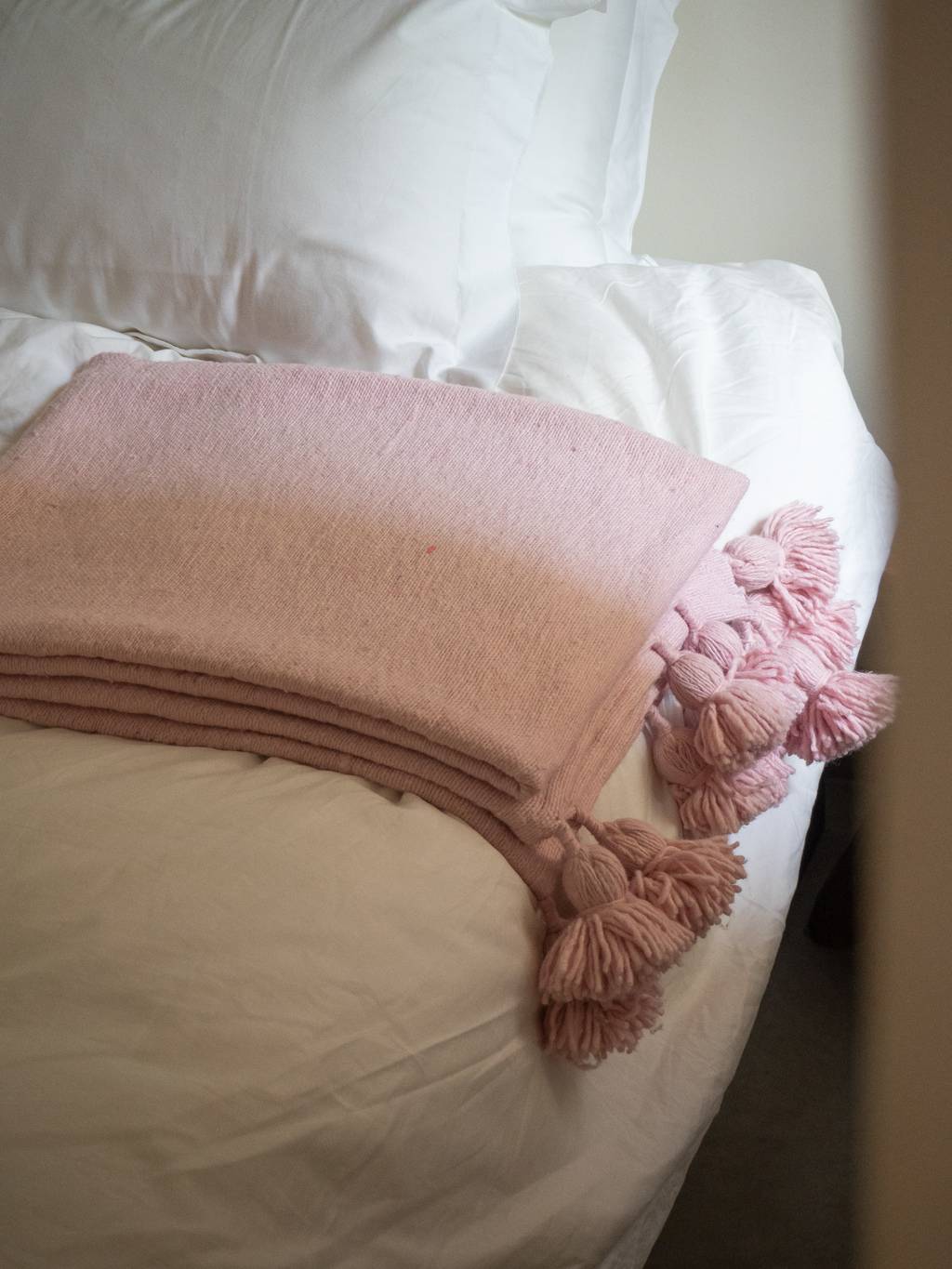 Марроканский плед из шерсти с помпонами | Интернет-магазин Nomadchic.ru