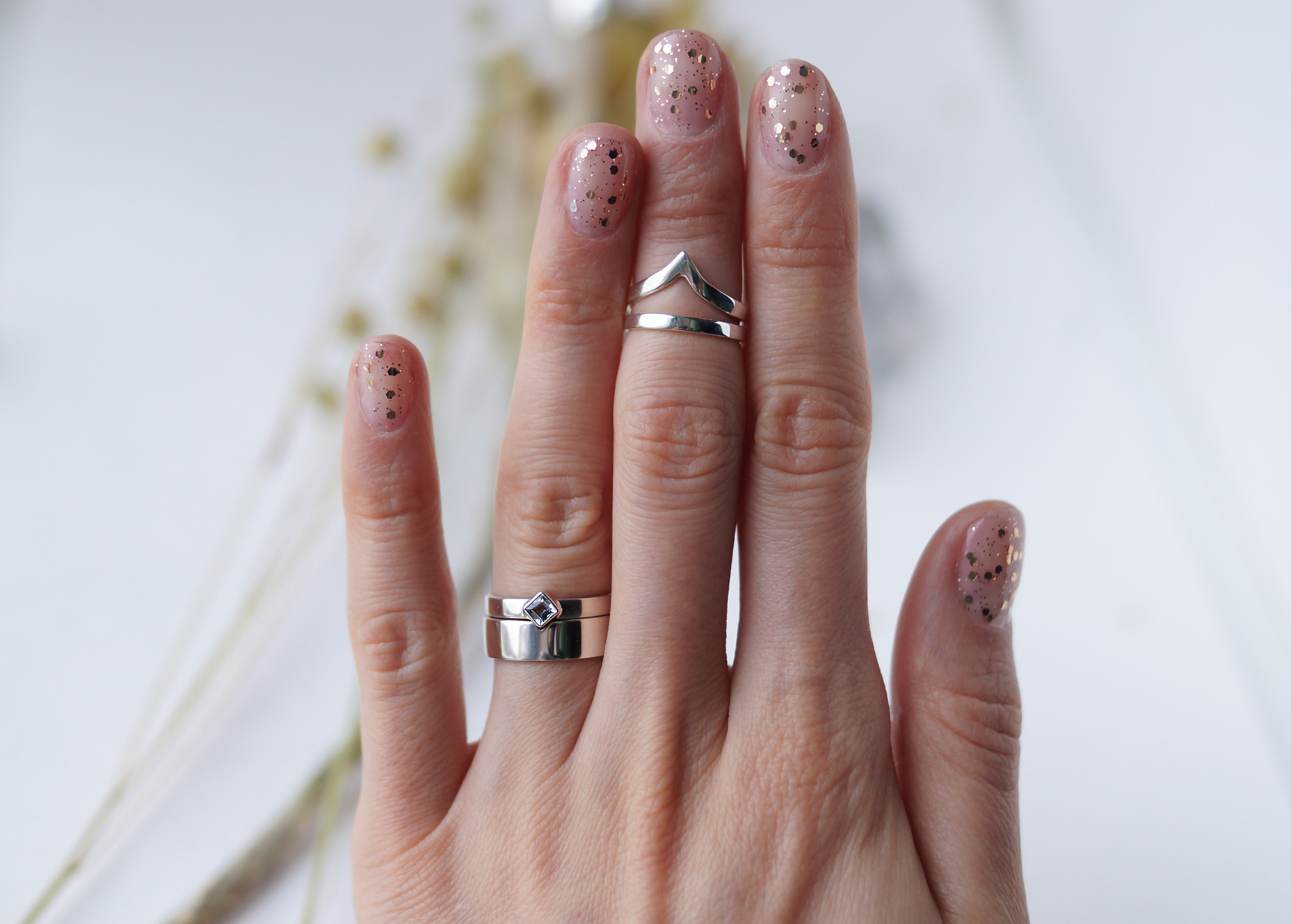 Носить кольцо на среднем пальце женщине. Фаланговые кольца sunlight. Кольцо "фаланга". Кольцо на мизинец женское. Серебряные кольца на пальцах.