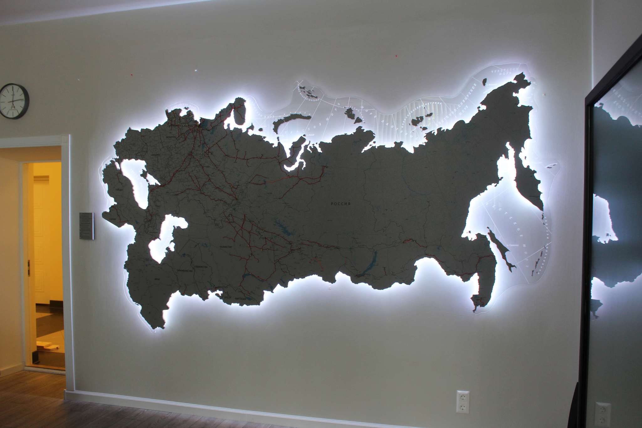 Фигурная пробковая карта России с подсветкой, карта России из пробки настену в офис купить в Санкт-Петербурге, в Москве