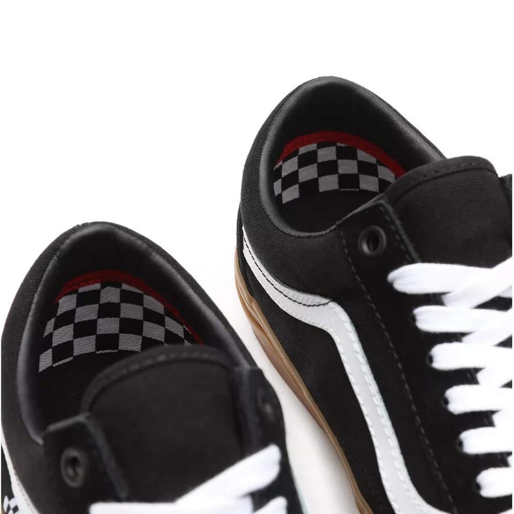 Black and sale gum skate shoes