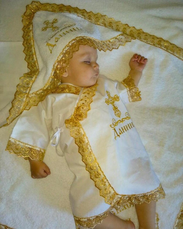 Полотенце после крещения. Крестильная рубашка. Крестильная рубашка для мальчика. Крестильная рубашка для мальчика с именем. Золотая рубашка для крестин.
