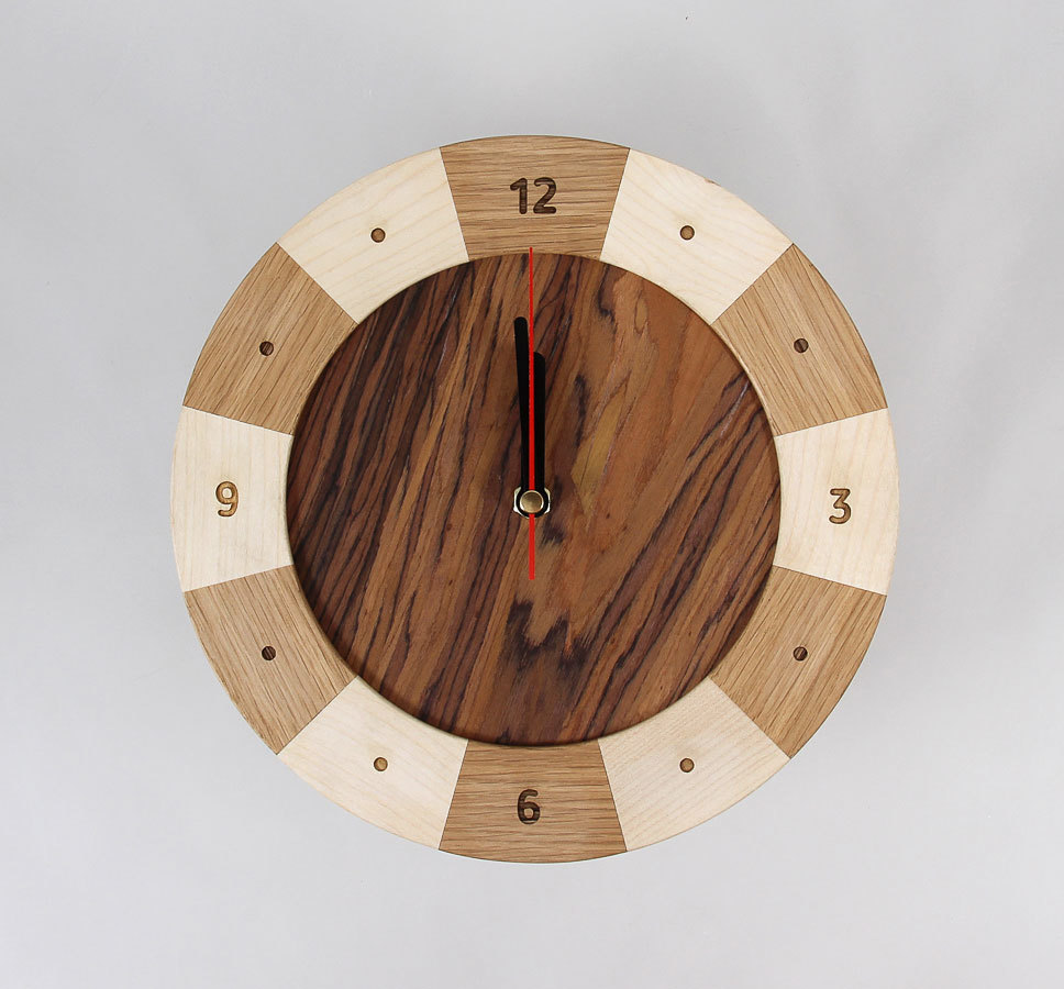 Наручные часы в деревянном корпусе