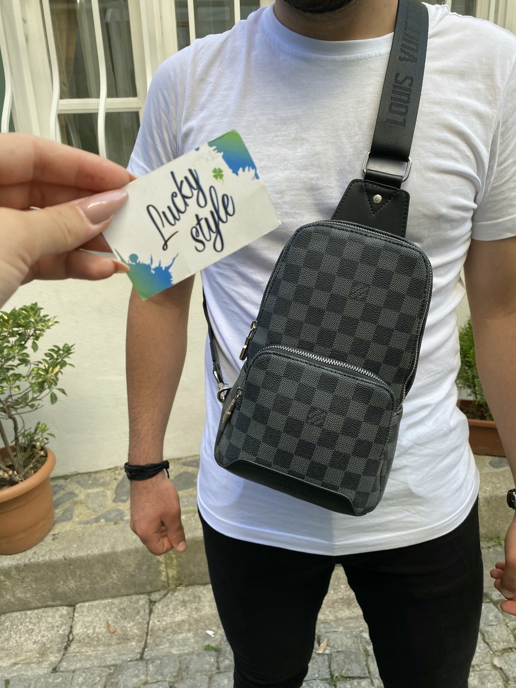 Сумка-слинг Avenue Louis Vuitton Luxe 1541