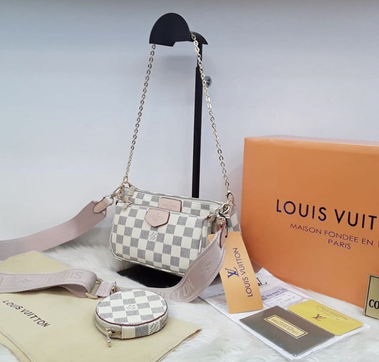 Сумка Louis Vuitton pochette белая