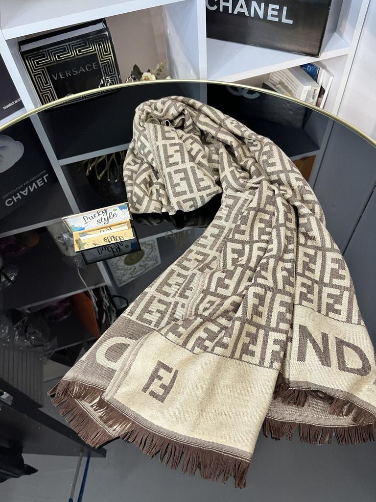 Pashmina fendi 2025