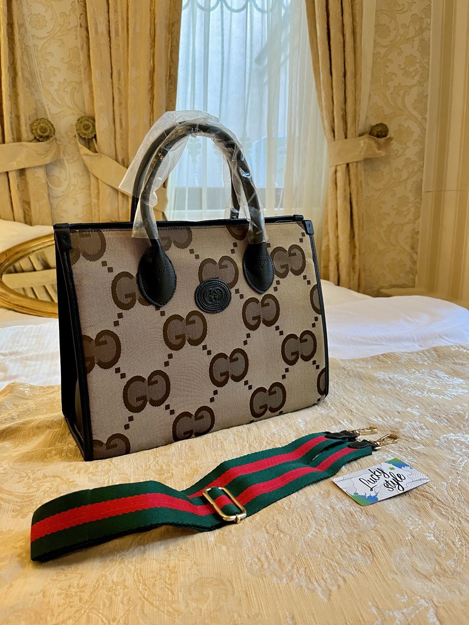 Гучи tote сумка большая c черной ручкой 513252130