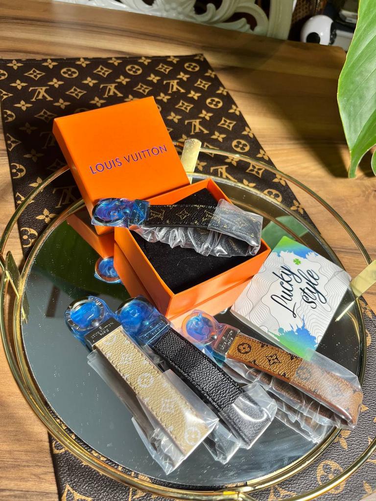 Брелки LV разные цвета 76753532