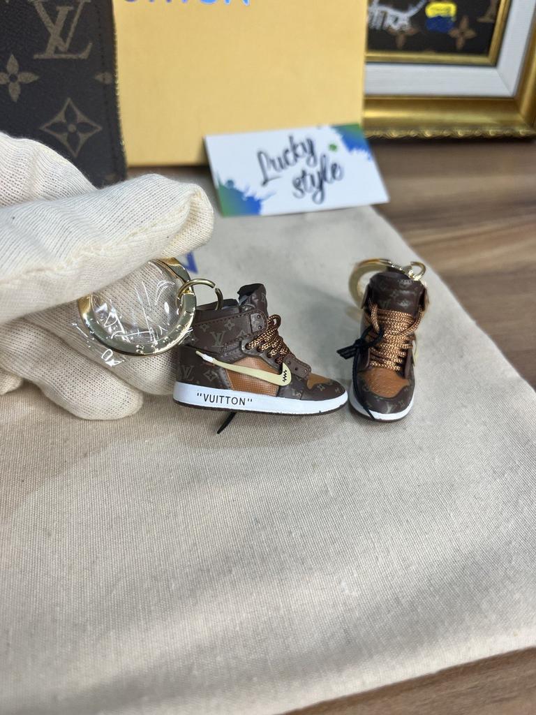 Louis Vuitton Mini Sneaker брелок  42122213
