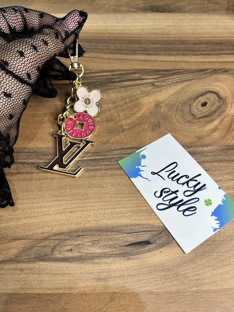 Брелок розовый LV 6613266