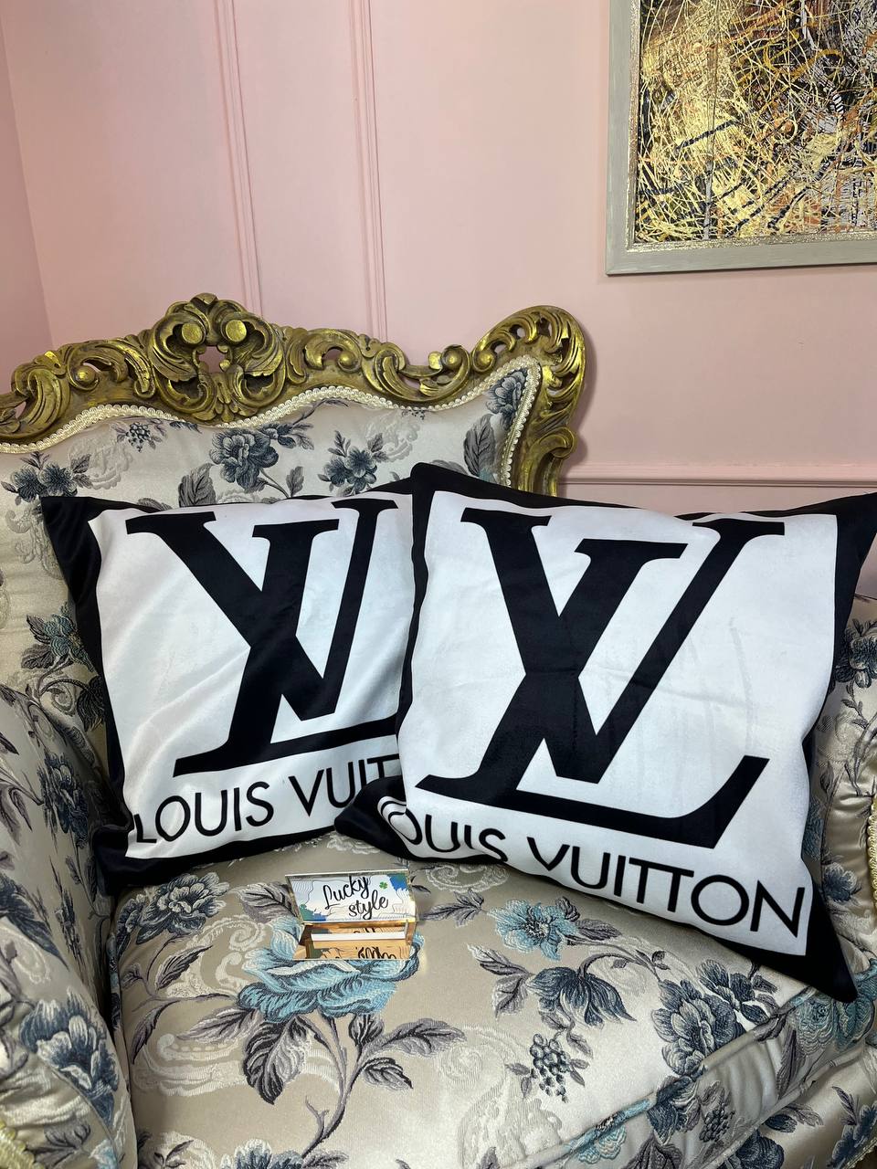 Подушки белые LV 685693