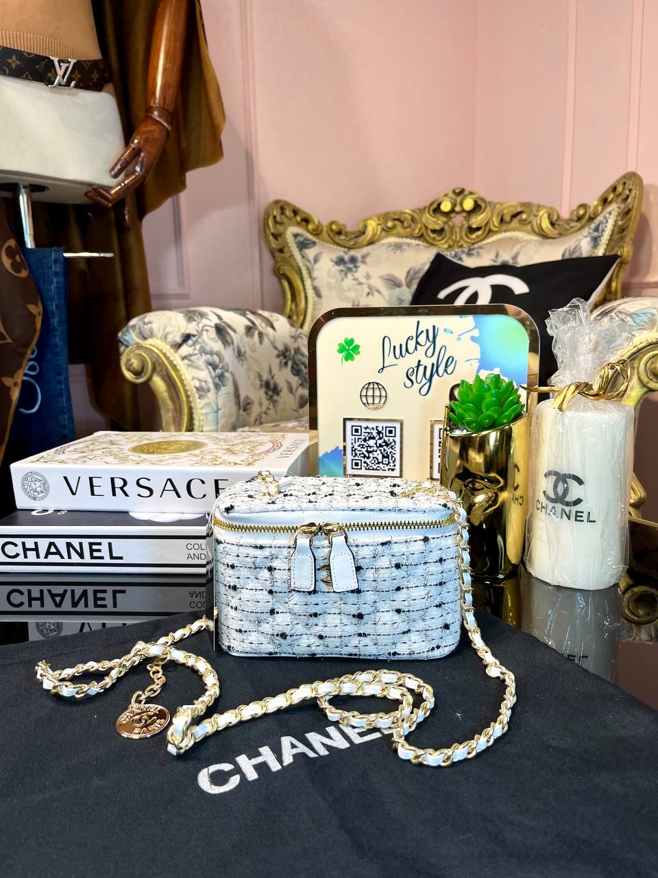 Сумка-косметичка Chanel белая твидовая 124563